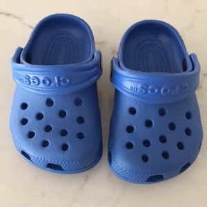 NWOT Blue Crocs, size 2-3